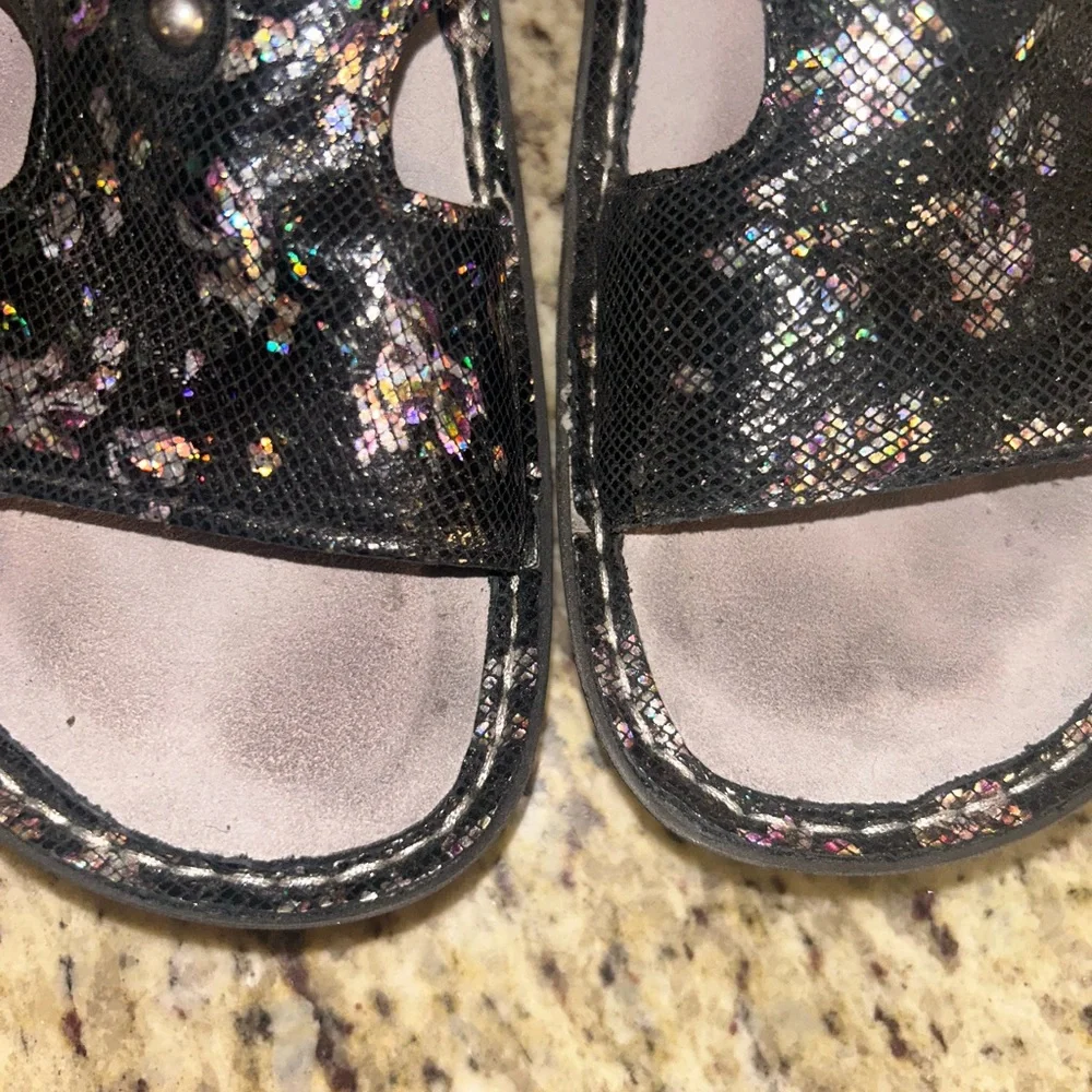 Alegria Peggy Black shimmer leather adjustable slide sandals. Size 38 (8/8.5) - Picture 4 of 9